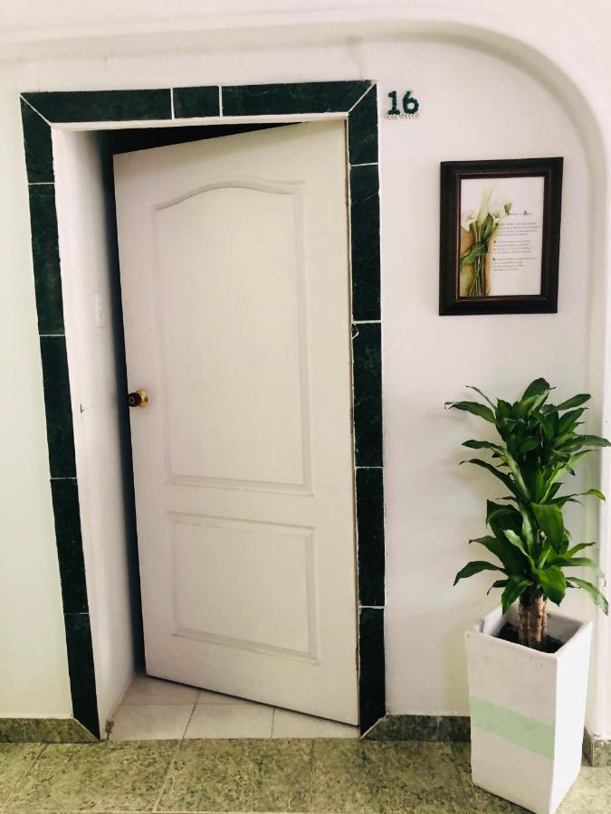 Tita'S Airport Hotel Cartagena Екстер'єр фото